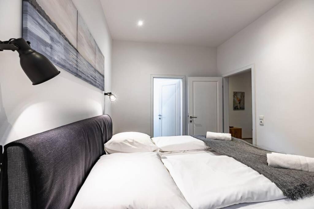 Modern Apartment Next To Subway Station Wenen Buitenkant foto